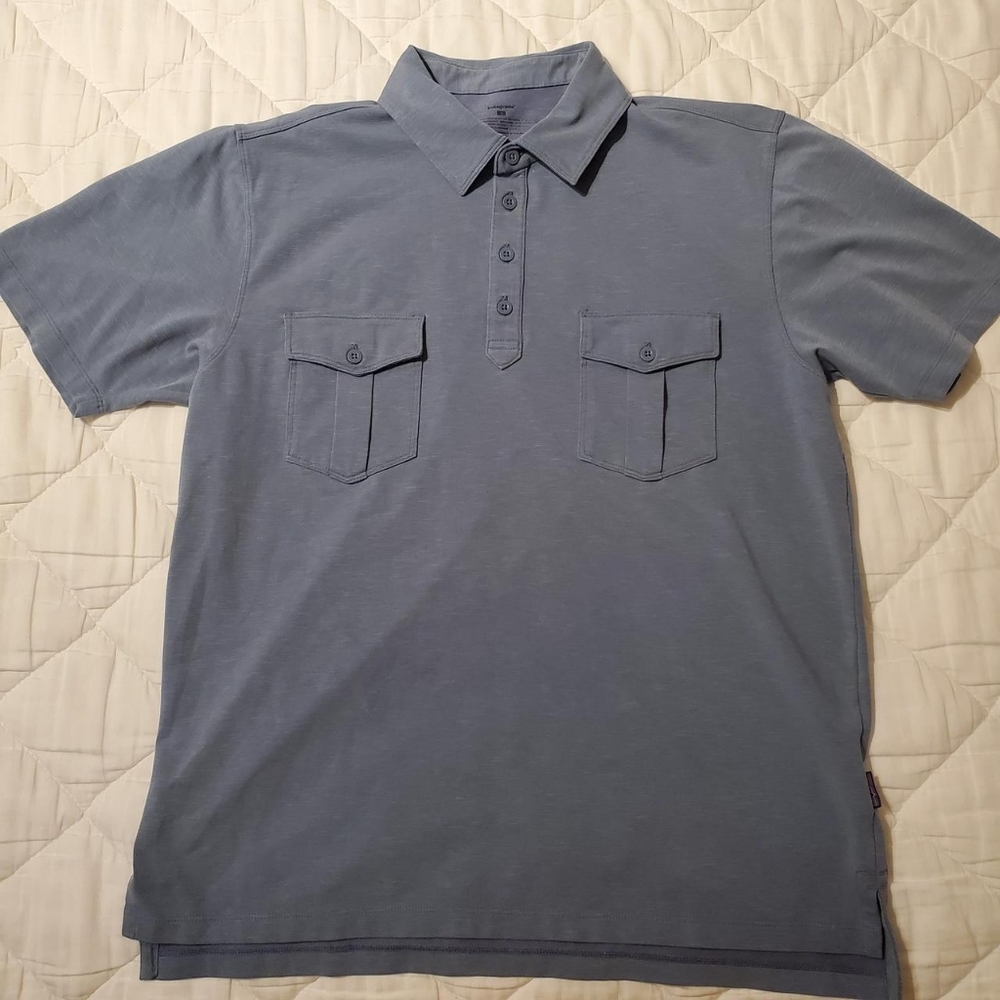 Double breast pocket Patagonia polo shirt, great for outdoors!!